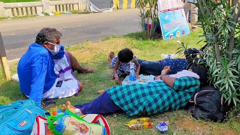 “எடப்பாடி அரசின் அலட்சியம்” : உணவின்றி இரண்டு நாட்களாக கேரள எல்லையில் காத்திருக்கும் தமிழக மக்கள்!