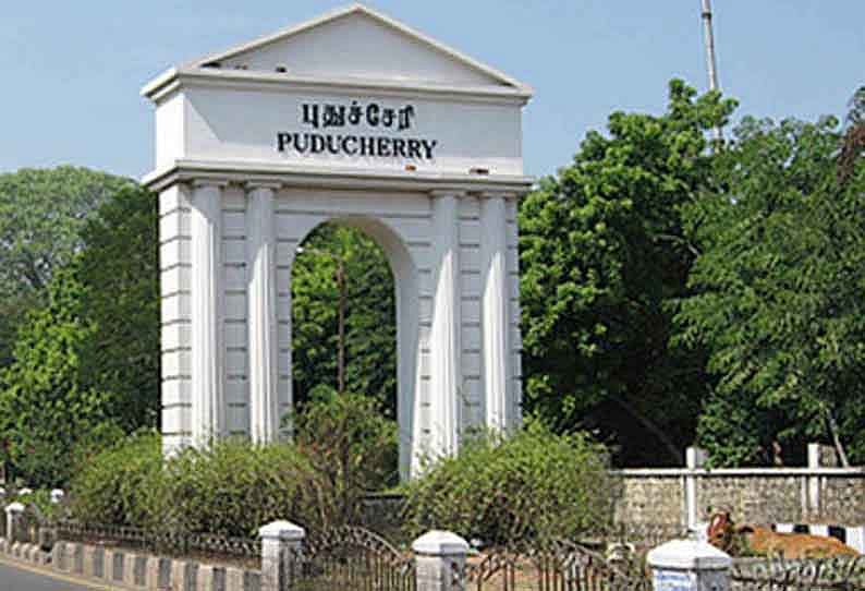 போதையில் இருந்தவர்களை தாக்கி மதுபாட்டில்களை பறித்த புதுச்சேரி போலிஸ்: மூவர் கைது.. ஒருவர் தப்பியோட்டம்!