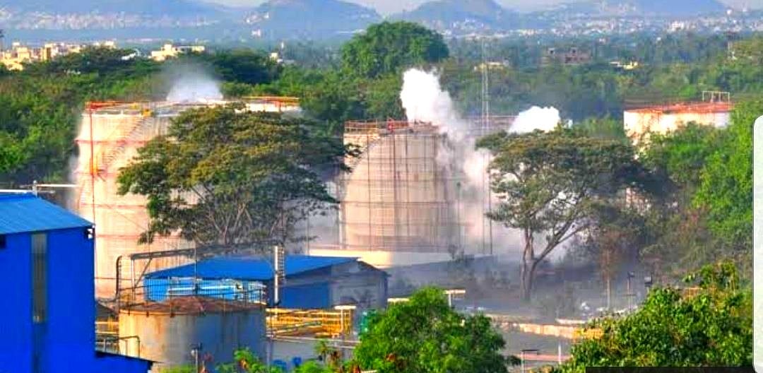 சாலையில் சுருண்டு விழும் மக்கள் 
: விசாகப்பட்டினம் விஷவாயு கசிவில் 6 பேர் பலி - 1000 பேர் பாதிப்பு!