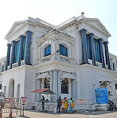 “சாதகமான அதிகாரிகளுக்கு ஓய்வுக்குப் பிறகும் பணி நீட்டிப்பு” : எடப்பாடி அரசுக்கு கோடிகளில் கூடும் செலவு!