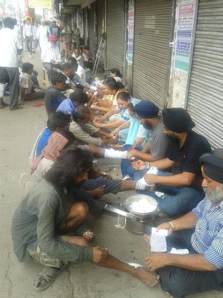 “புண்ணாகி போன கால்களுக்கு வைத்தியம்” - புலம் பெயர்ந்த தொழிலாளர்களை நெகிழ வைத்த சீக்கியர்கள்!