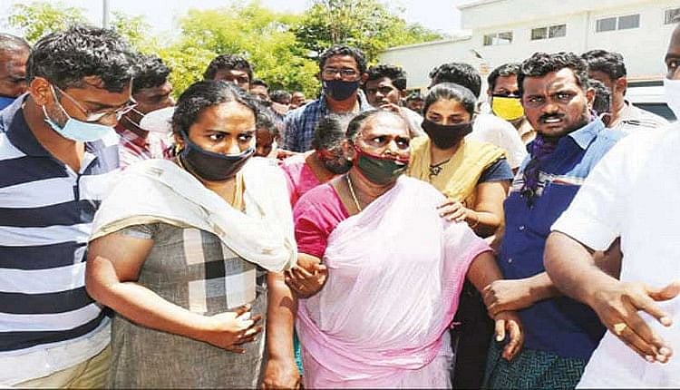 போலிஸால் படுகொலை செய்யப்பட்ட ஜெயராஜ், பென்னிக்ஸ் குடும்பத்தினருக்கு தி.மு.க ரூ.25 லட்சம் நிதியுதவி!