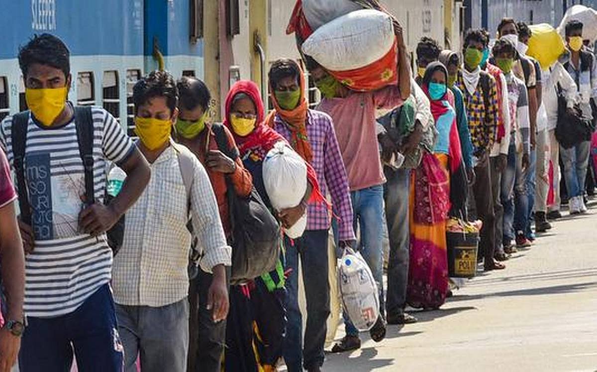 ரயில் டிக்கெட் கிடைக்காத விரக்தி.. சேமிப்பு பணம் ரூ.1.5 லட்சத்தை செலவழித்து கார் வாங்கிய உ.பி. தொழிலாளி!