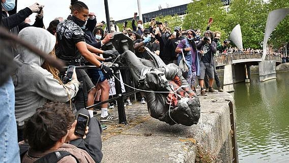 “கறுப்பின மக்களை அடிமை வியாபாரம் செய்தவனின் சிலை அடித்து நொறுக்கப்பட்டது”: இங்கிலாந்தில் பரவும் போராட்டம்