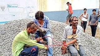 தலித் மக்களுக்கு அச்சுறுத்தலாக மாறி வரும் யோகி அரசு : மொட்டை அடித்து, செருப்பு மாலை போட்ட அவலம் !