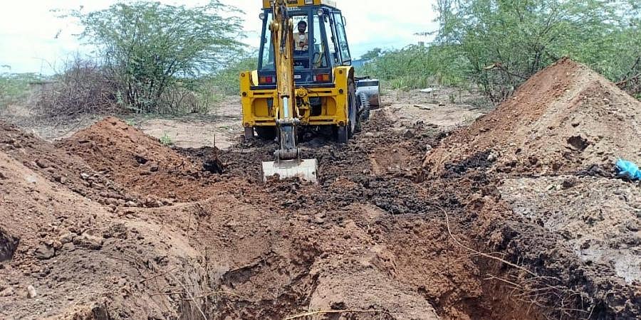 கொரோனாவால் பலியானோரின் உடல்களை பள்ளத்தில் வீசிய பணியாளர்கள் - கர்நாடகாவில் அதிர்ச்சி சம்பவம்!