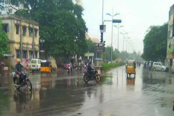 நாளை 9 மாவட்டங்களில் கனமழை பெய்யக்கூடும்... ஆனால் சென்னைக்கு? - தமிழகத்தின் வானிலை நிலவரம்!