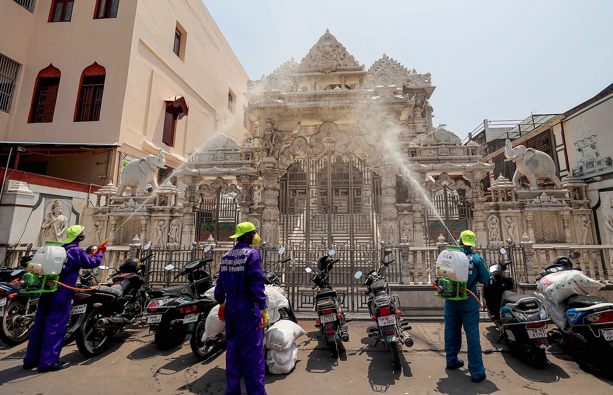 கோவிலுக்குள் ஆல்கஹால் கலந்த சானிடைசைர் பயன்படுத்த மறுப்பு: சர்ச்சையை கிளப்பிய ம.பி. சாமியாரின் பலே பதில்!