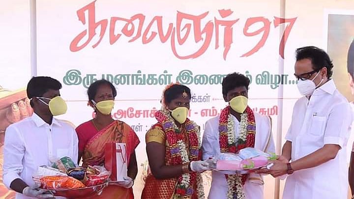 “மானமிகு சுயமரியாதைக்காரனின் நினைவிடத்தில் சுயமரியாதைத் திருமணம்” - நடத்தி வைத்தார் மு.க.ஸ்டாலின்!