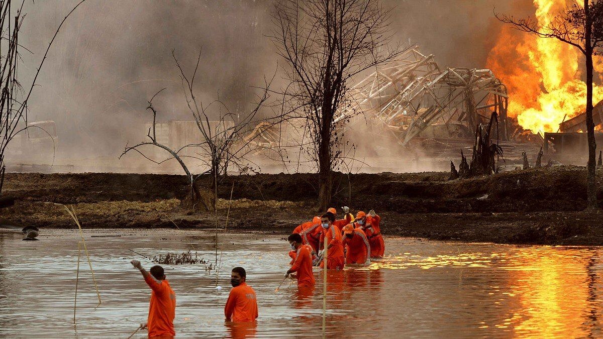 “2 கி.மீ தூரம் பரவிய எண்ணெய் : அசாமை அதிரச் செய்த தீ விபத்து” - சுற்றுச்சூழல் மீதான அக்கறை காணாமல் போனதா?