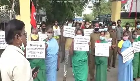 உயிரை பணயம் வைத்து பணி செய்யும் தூய்மைப் பணியாளர்கள் : 2 மாதமாக சம்பளம் வழங்காத அரசை எதிர்த்து போராட்டம்!