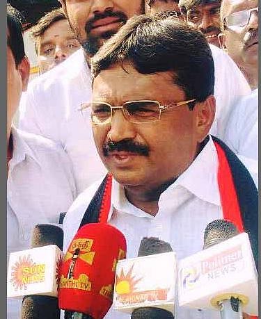 அரசு ஊழியர்களை அதிமுகவின் கட்சிப் பணிகளுக்குப் பயன்படுத்துவதா?: எஸ்பி.வேலுமணிக்கு திமுக எம்.எல்.ஏ கண்டனம்