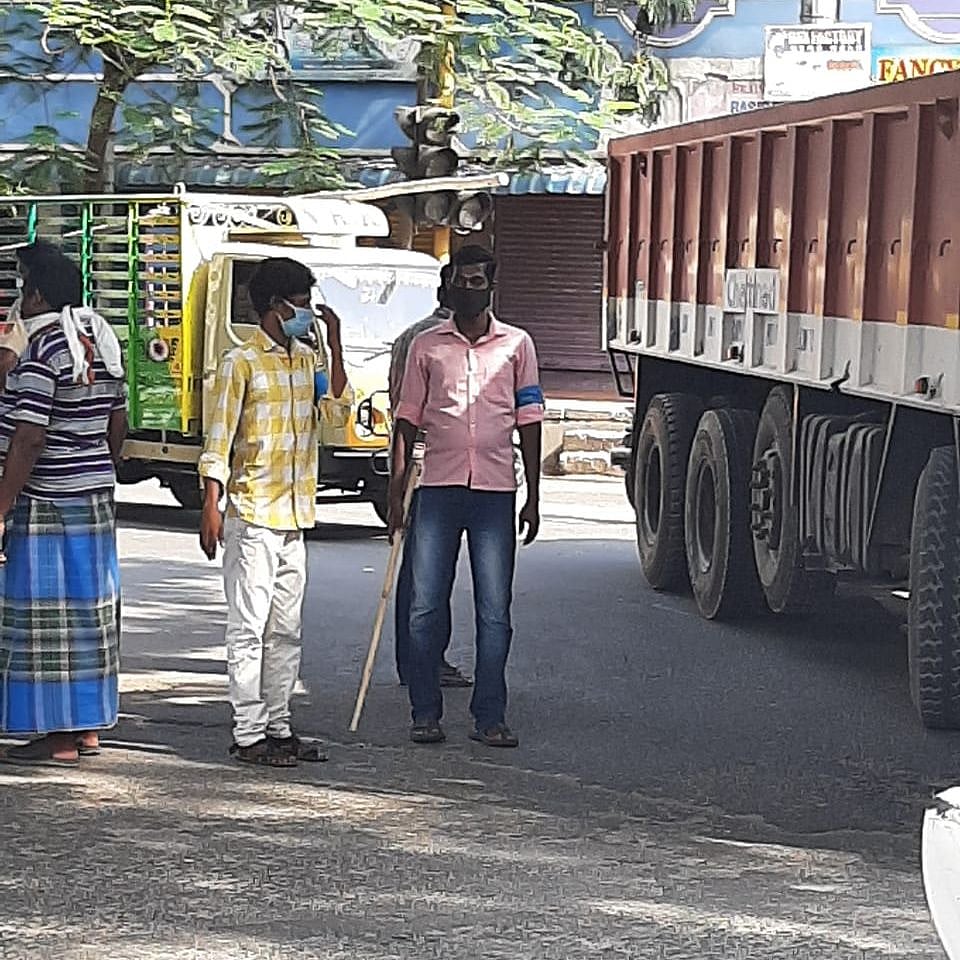 கையில் தடியுடன் போலிஸ் தன்னார்வலர்- பொதுமக்கள் பீதி.