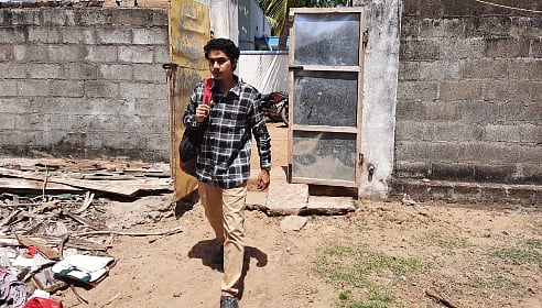 “ஊரடங்கில் இலவச மருத்துவம் பார்க்கும் ரஹ்மான்” : மக்கள் சேவையில் நெகிழவைக்கும் இளம் மருத்துவர்!