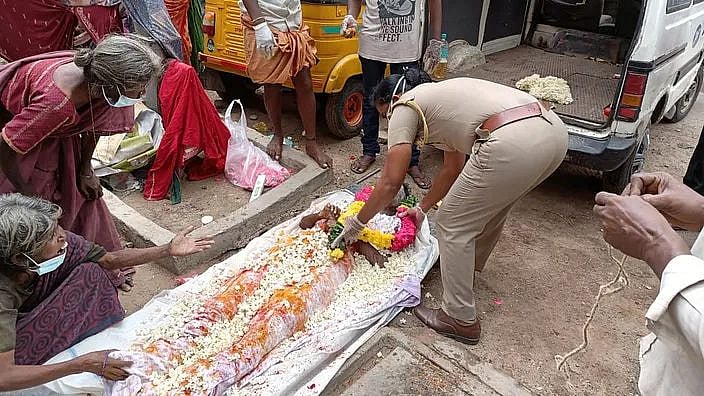"இப்படியும் ஒரு போலிஸ்" : உயிரிழந்த சாலையோரவாசியின் உடலை இறுதி மரியாதையுடன் அடக்கம் செய்த இன்ஸ்பெக்டர்!