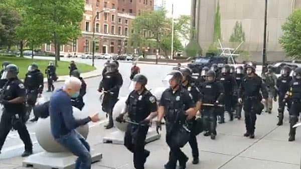 “ரத்தம் வழியக் கிடந்தும் கண்டுகொள்ளாத கொடூரம்” - 75 வயது முதியவரை கீழே தள்ளிவிட்ட போலிஸார் சஸ்பெண்ட்!