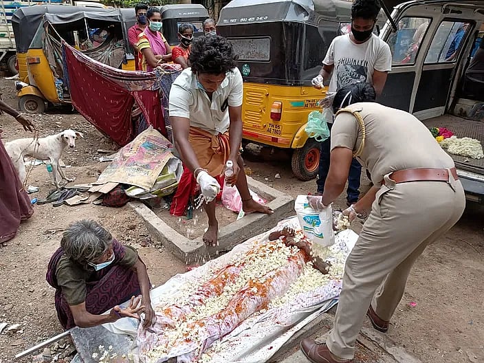 "இப்படியும் ஒரு போலிஸ்" : உயிரிழந்த சாலையோரவாசியின் உடலை இறுதி மரியாதையுடன் அடக்கம் செய்த இன்ஸ்பெக்டர்!