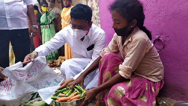 “தம்பி படிப்புக்காக காய்கறி விற்ற மாணவி - வீடுதேடி உதவி செய்த தி.மு.க எம்.எல்.ஏ” : நெகிழ்ச்சி சம்பவம்!