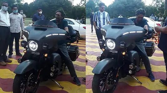 விதிகளை மதிக்காமல் பைக் ஓட்டிய தலைமை நீதிபதி : 50 லட்சம் மதிப்பிலான அந்த பைக் யாருடையது தெரியுமா ?