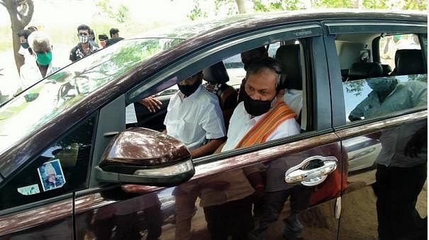  மக்களுக்கு ஒரு நியாயம்? உங்களுக்கு ஒரு நியாயம்? இ-பாஸ் வாங்காமல் திண்டுக்கல் வரைச்சென்ற அர்ஜூன் சம்பத்!