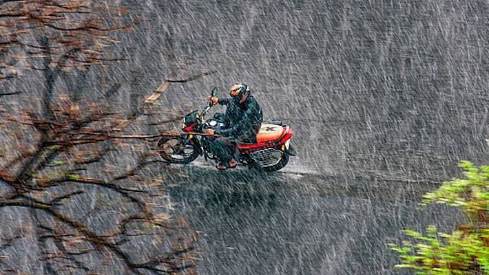 இடி, மின்னலுடன் கூடிய கனமழைக்காக காத்திருக்கும் 10 மாவட்டங்கள்... தமிழகத்தின் வானிலை நிலவரம்!