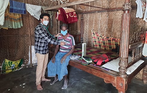 “ஊரடங்கில் இலவச மருத்துவம் பார்க்கும் ரஹ்மான்” : மக்கள் சேவையில் நெகிழவைக்கும் இளம் மருத்துவர்!