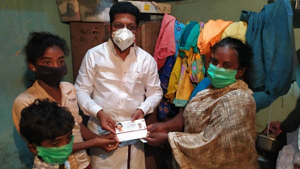 “தம்பி படிப்புக்காக காய்கறி விற்ற மாணவி - வீடுதேடி உதவி செய்த தி.மு.க எம்.எல்.ஏ” : நெகிழ்ச்சி சம்பவம்!