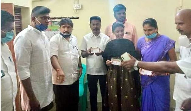 ‘வாழ்த்து அட்டை என நினைத்தால் பா.ஜ.க உறுப்பினர் அட்டை’: மோடியின் செயலால் விரக்தி அடைந்த சலூன் கடைக்காரர்!