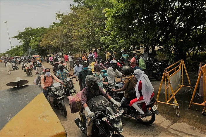 “வாடகை கொடுக்க வழியில்லை” : கூலி தொழிலாளர்கள் முதல் ஐ.டி ஊழியர்கள் வரை சென்னையிலிருந்து வெளியேறும் அவலம்!