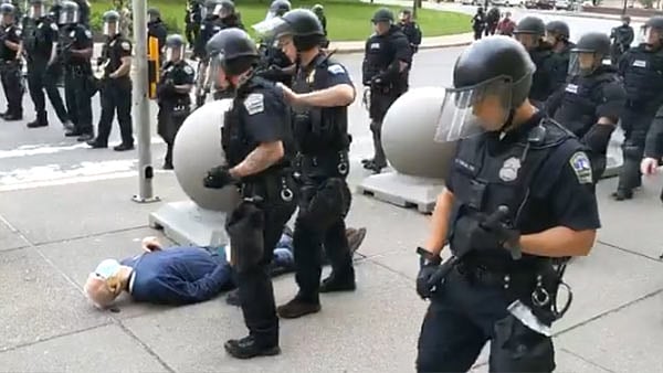 “ரத்தம் வழியக் கிடந்தும் கண்டுகொள்ளாத கொடூரம்” - 75 வயது முதியவரை கீழே தள்ளிவிட்ட போலிஸார் சஸ்பெண்ட்!