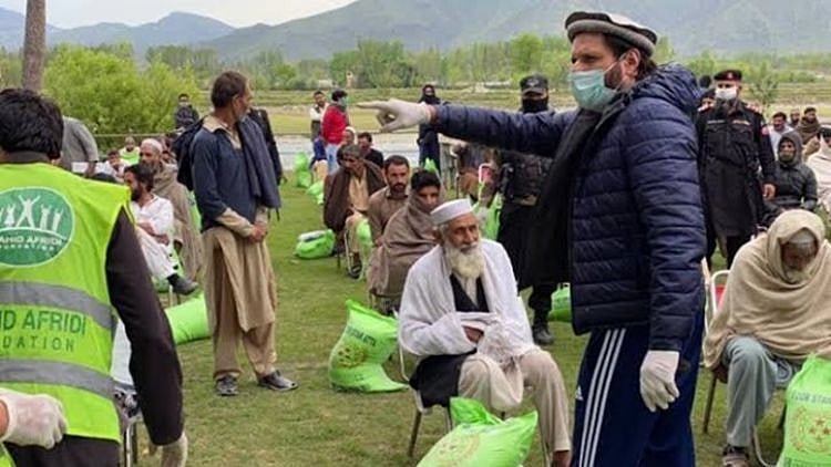 தொண்டு நிறுவனம் மூலம் ஏழை மக்களுக்கு உதவி - பாகிஸ்தான் முன்னாள் கேப்டன் ஷாகித் அப்ரிடிக்கு கொரோனா!