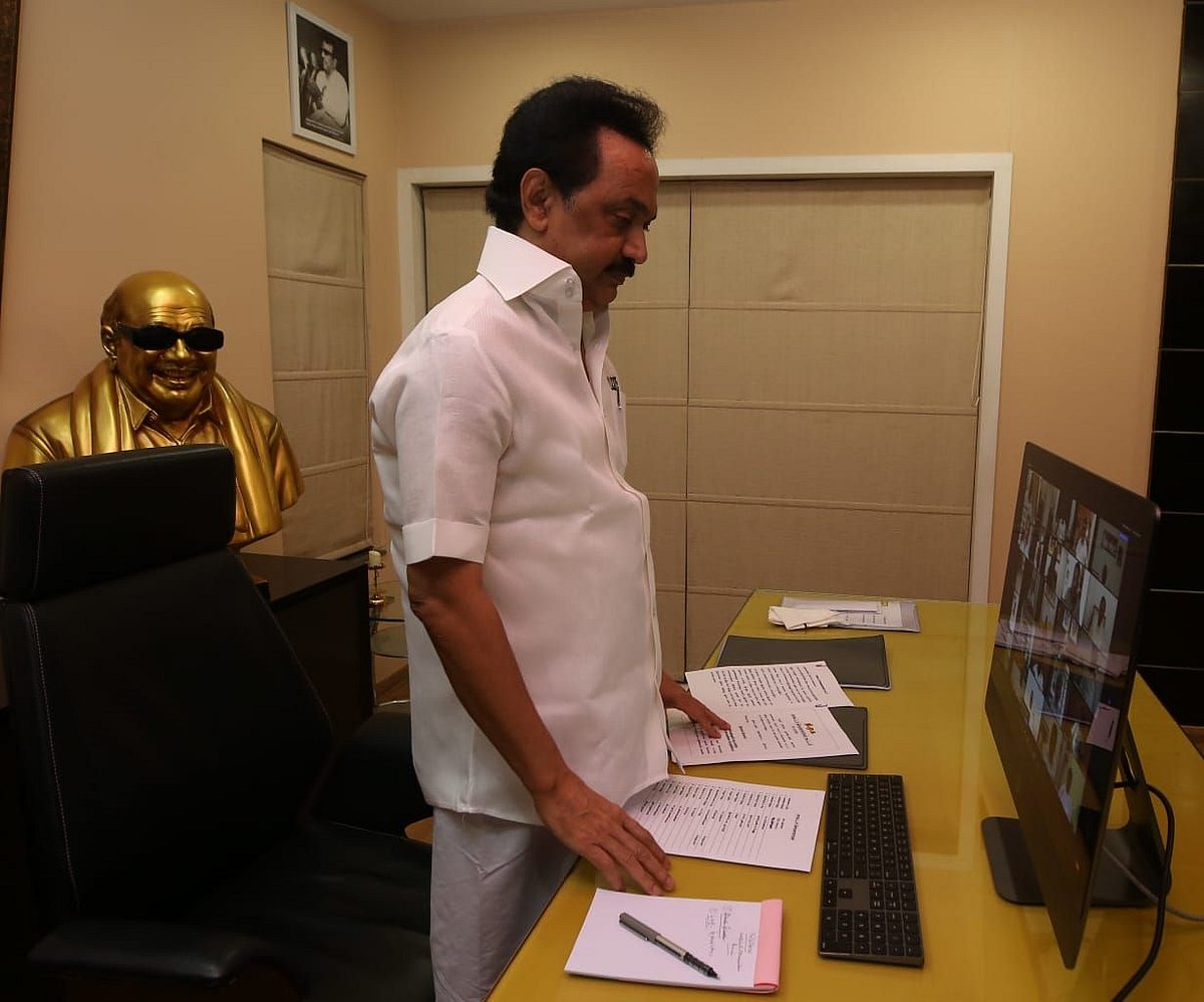 “மக்கள் பணியில் இன்னுயிர் ஈந்த மாவீரன் ஜெ.அன்பழகன்” - மாவட்டச் செயலாளர்கள் கூட்டத்தில் இரங்கல் தீர்மானம்!