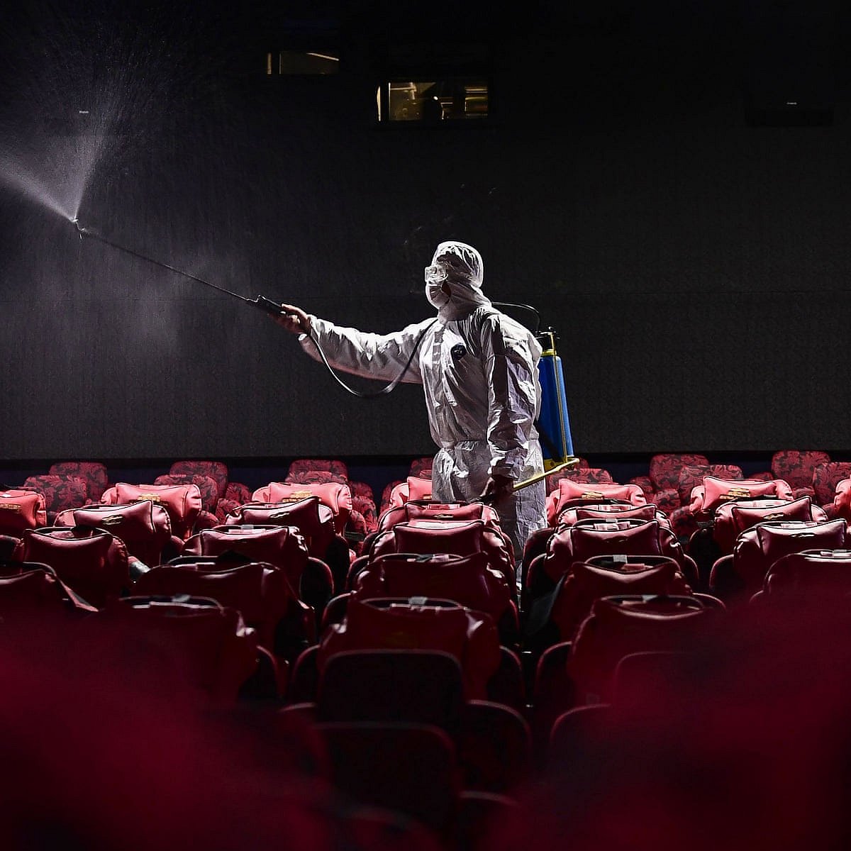 கொரோனா தொற்றால் ரூ.32,000 கோடி நஷ்டம்... 1,000 தியேட்டர்களுக்கு மூடுவிழா..! 