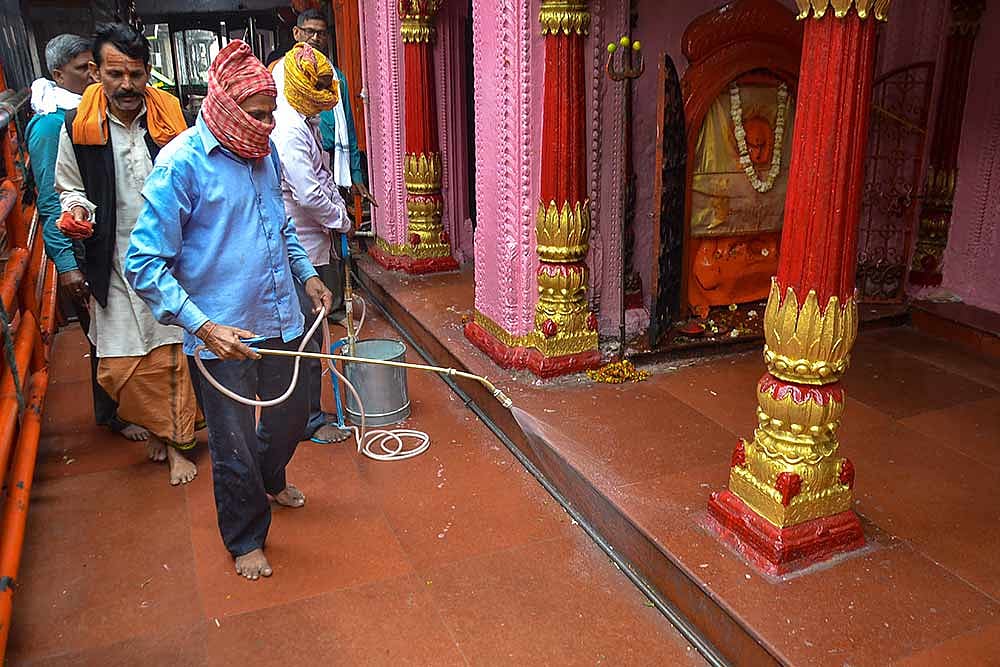 கோவிலுக்குள் ஆல்கஹால் கலந்த சானிடைசைர் பயன்படுத்த மறுப்பு: சர்ச்சையை கிளப்பிய ம.பி. சாமியாரின் பலே பதில்!