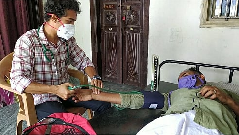 “ஊரடங்கில் இலவச மருத்துவம் பார்க்கும் ரஹ்மான்” : மக்கள் சேவையில் நெகிழவைக்கும் இளம் மருத்துவர்!