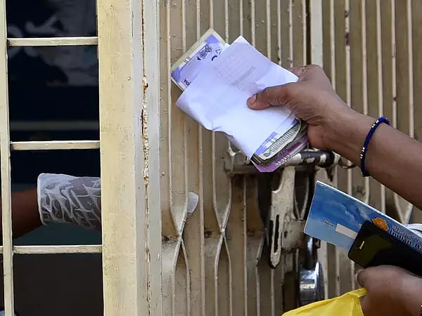 “3 மாத கடன் தவணை அவகாசத்துக்கும் சேர்த்து வட்டி பெறுவதா?” - ரிசர்வ் வங்கிக்கு உச்சநீதிமன்றம் கேள்வி!