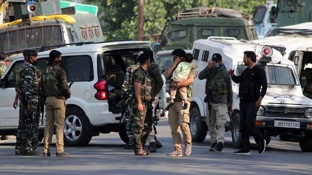 “காஷ்மீரில் தாத்தாவின் இறந்த உடலைக் கண்டு அழுத குழந்தை”- வைரல் புகைப்படத்தை வைத்து அரசியல் செய்யும் பாஜக!