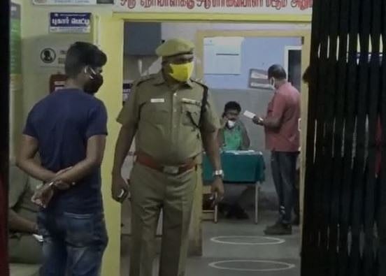 கூடலூரில் போலிஸார் திட்டியதால் லாரி ஓட்டுநர் தீக்குளிப்பு: போதையில் வந்ததாக வழக்கை திசை திருப்பிய காவலர்!