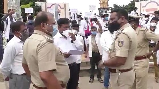 “பேரிடரில் கூட சம்பளம் வழங்க மறுப்பதா?” : பா.ஜ.க அரசுக்கு எதிராக பயிற்சி மருத்துவர்கள் போராட்டம்!