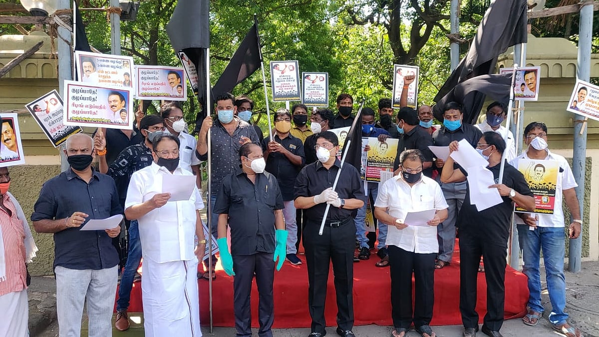 மின் கட்டணத்தில் கொள்ளையடிக்கும் அ.தி.மு.க அரசுக்கு கண்டனம் : தி.மு.கவின் கறுப்புக்கொடி அறப்போர்!