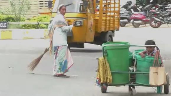 “தனியார்மயம் எதிரொலி -
700 தூய்மை பணியாளர்களின் வேலையை பறித்த எடப்பாடி அரசு” : கனிமொழி எம்.பி கண்டனம்!