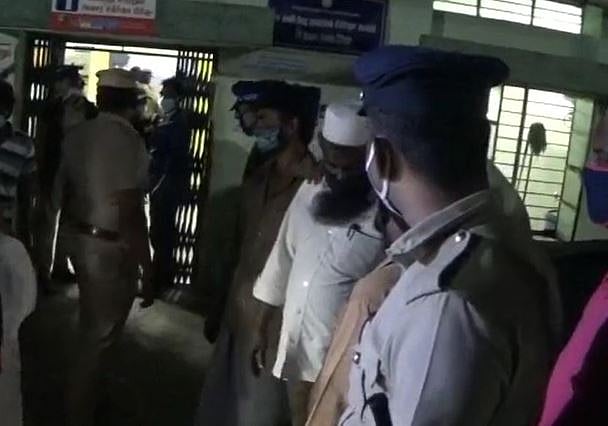 கூடலூரில் போலிஸார் திட்டியதால் லாரி ஓட்டுநர் தீக்குளிப்பு: போதையில் வந்ததாக வழக்கை திசை திருப்பிய காவலர்!