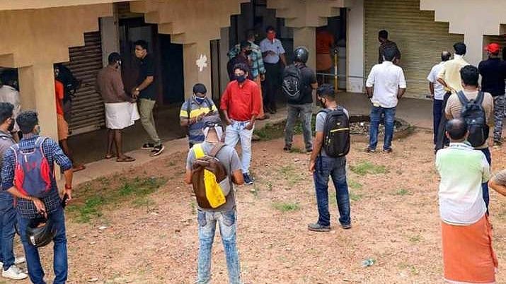 மதுபோதைக்காக சாராயத்தில் சானிடைசர் கலந்து குடித்த 9 பேர் பரிதாப பலி - ஆந்திராவில் சோகம்!