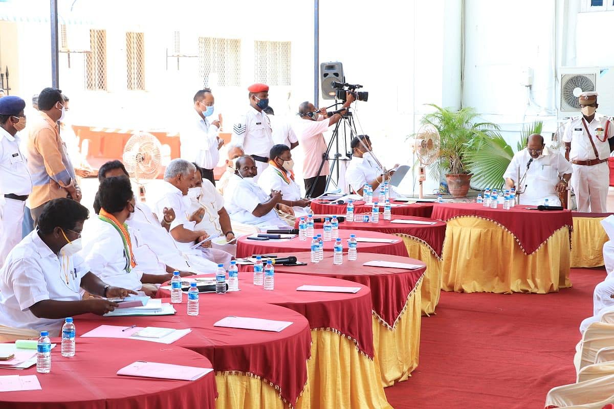 புதுச்சேரியில் முதன்முறையாக மரத்தடியில் நடந்த சட்டசபைக் கூட்டம் : எம்.எல்.ஏ-வுக்கு கொரோனா தொற்று எதிரொலி!