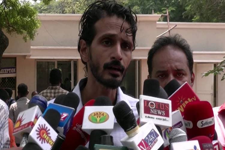 “காவிக்கும்பலின் கட்டுப்பாட்டில் தமிழக காவல்துறை”:கிஷோர் கே சாமி விவகாரத்தால் கொதிக்கும் பெண்கள் இயக்கம்!