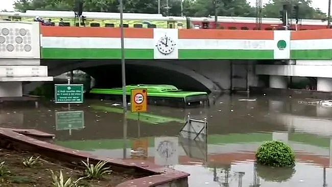 மீளமுடியாத கொரோனா பாதிப்புக்கு மத்தியில் வெள்ளத்தில் மிதக்கும் டெல்லி: வடமாநிலங்களில் தீவிரமடையும் கனமழை!