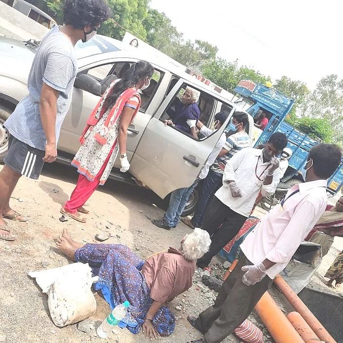 “கொரோனா பெரும் துயரம் - மரித்துப்போன மனிதநேயம்”: குடும்பத்தினர் கைவிட்டதால் சாலையில் கிடந்த மூதாட்டிகள்! 