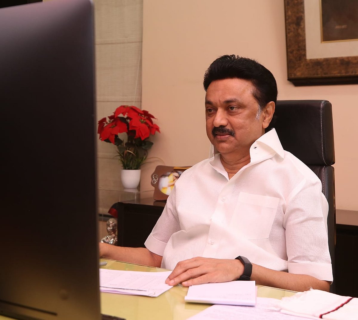 “மக்களையும், சமூக நீதியையும் காக்கவேண்டிய தருணமிது”- தி.மு.கவில் இணைந்தோரை வரவேற்று மு.க.ஸ்டாலின் பேச்சு!