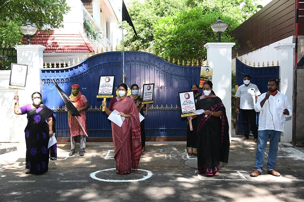 மின் கட்டணத்தில் கொள்ளையடிக்கும் அ.தி.மு.க அரசுக்கு கண்டனம் : தி.மு.கவின் கறுப்புக்கொடி அறப்போர்!