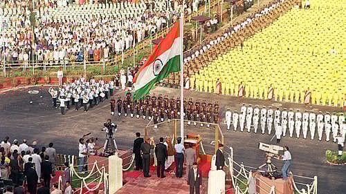 “சுதந்திர தின நிகழ்ச்சிகளை சமூக இடைவெளி,
கட்டுப்பாடுகளுடன் நடத்த வேண்டும்” : மத்திய அரசு உத்தரவு!